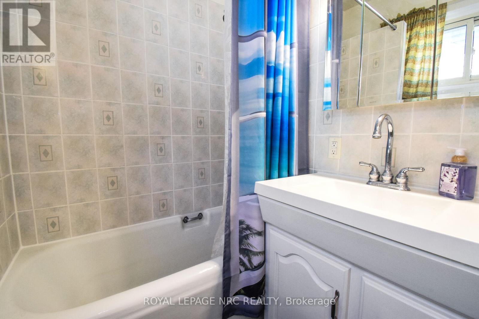 












110 EASTCHESTER AVENUE

,
St. Catharines (E. Chester),




Ontario
L2P2Z1

