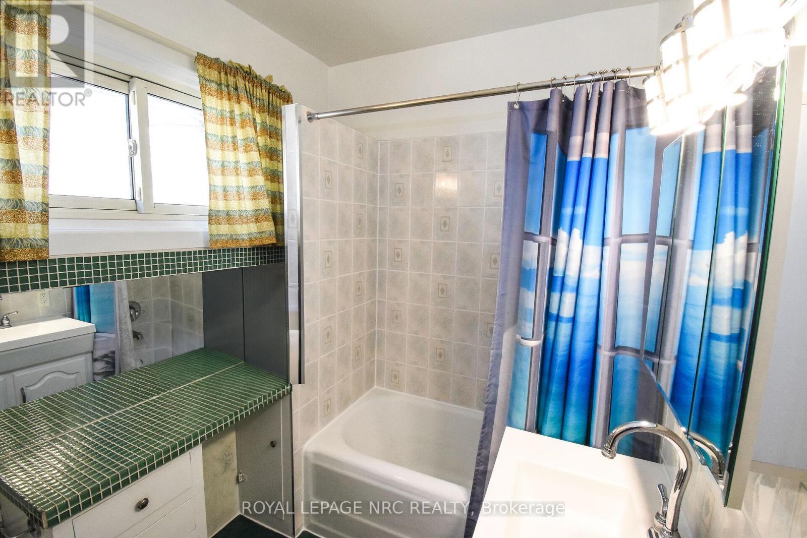 












110 EASTCHESTER AVENUE

,
St. Catharines (E. Chester),




Ontario
L2P2Z1


