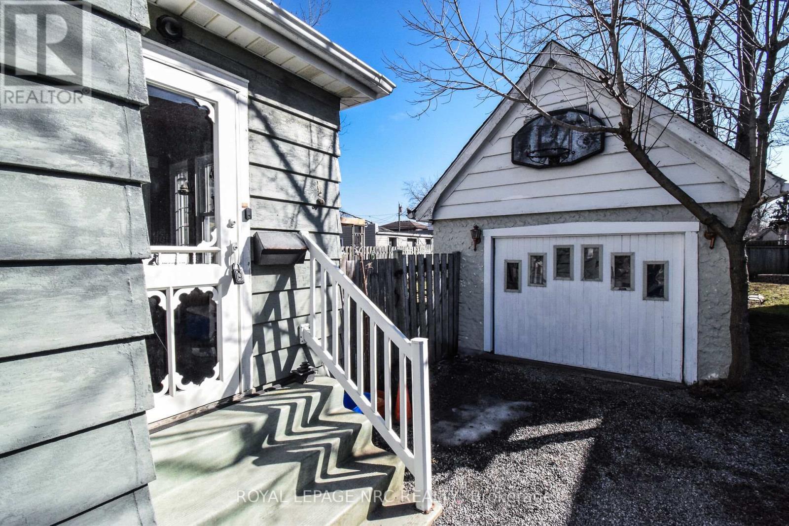 












110 EASTCHESTER AVENUE

,
St. Catharines (E. Chester),




Ontario
L2P2Z1

