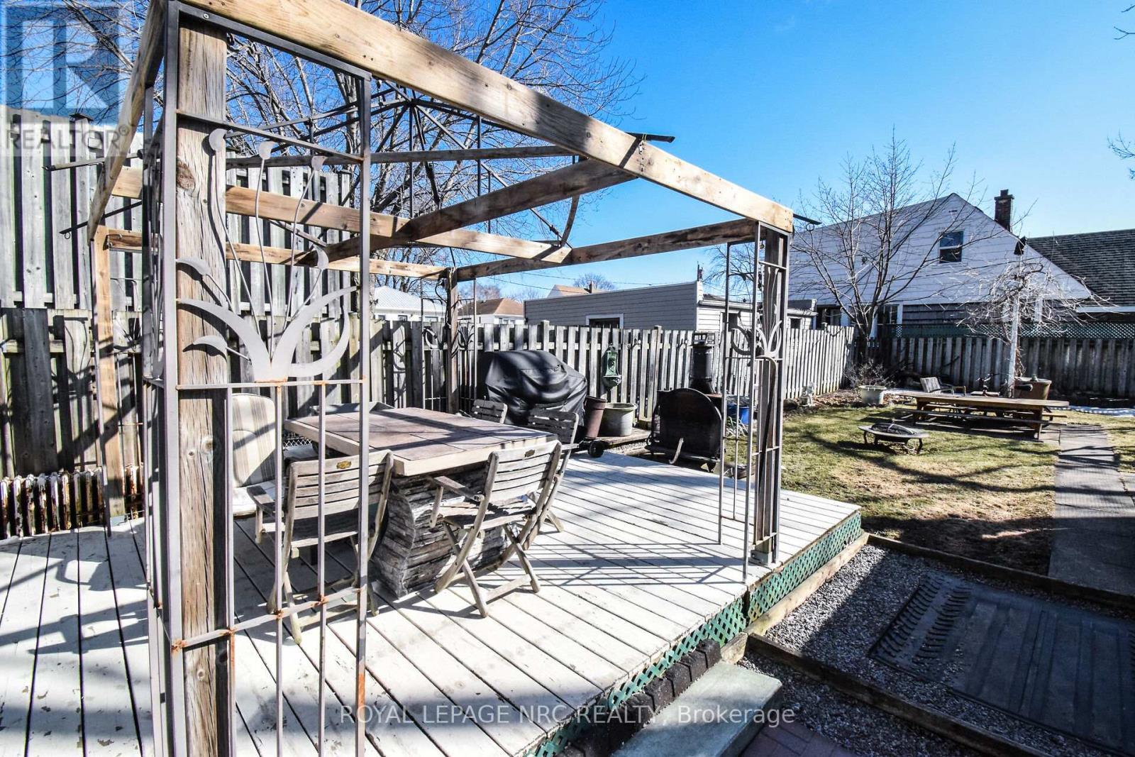 












110 EASTCHESTER AVENUE

,
St. Catharines (E. Chester),




Ontario
L2P2Z1

