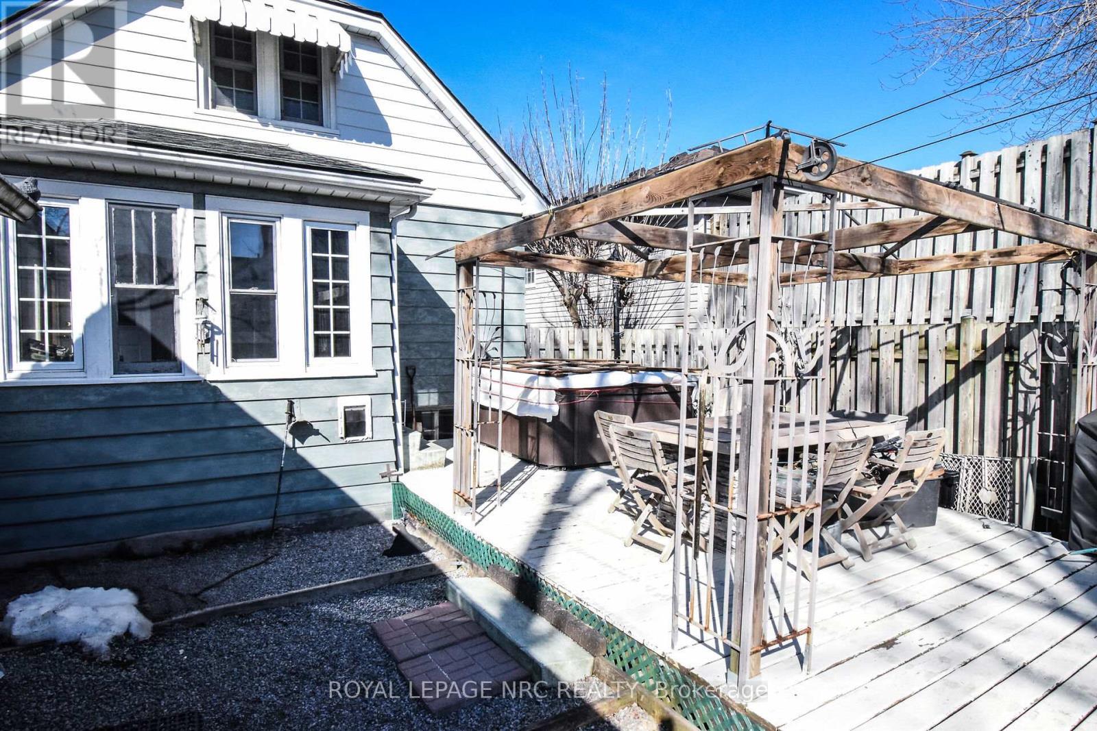 












110 EASTCHESTER AVENUE

,
St. Catharines (E. Chester),




Ontario
L2P2Z1


