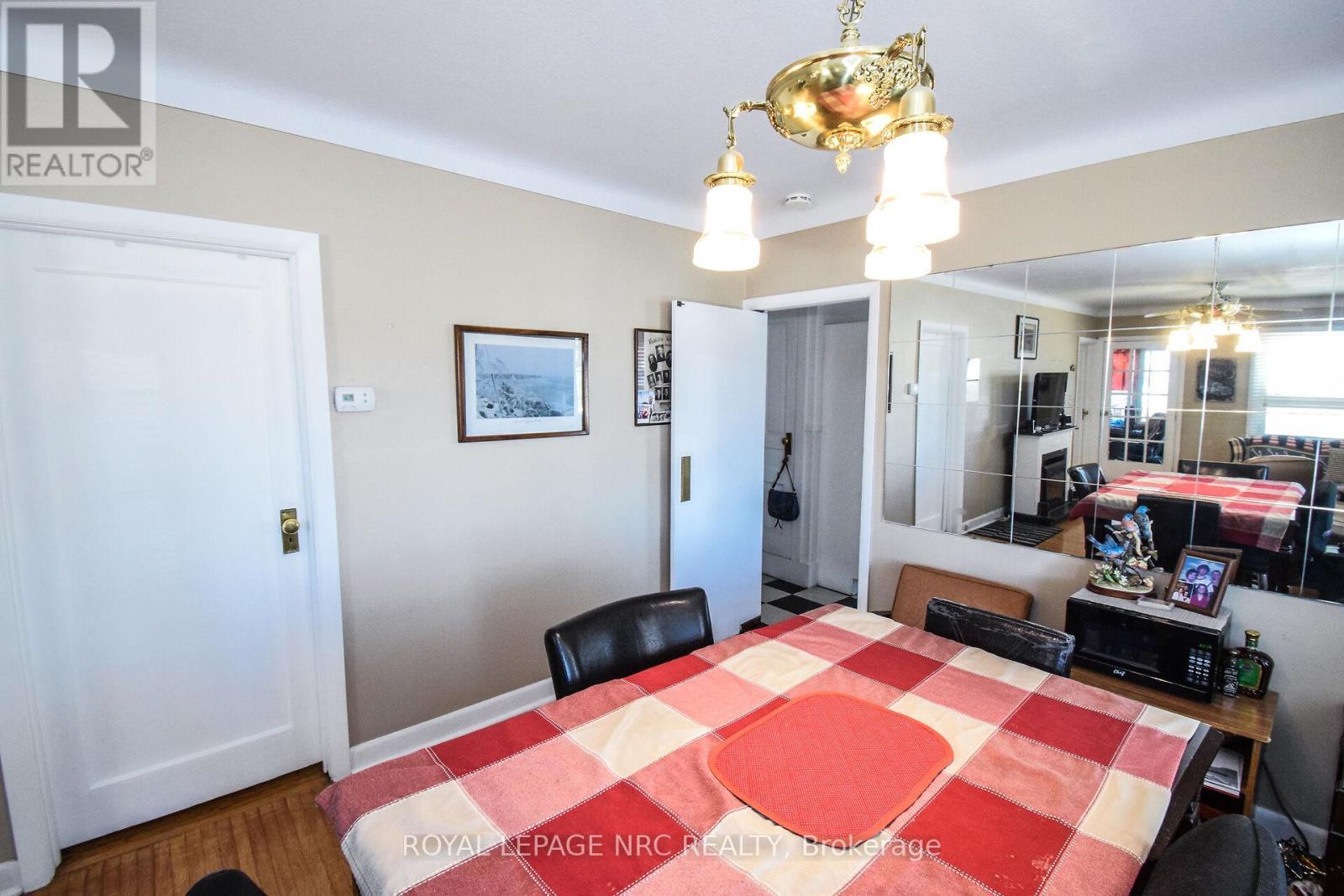 












110 EASTCHESTER AVENUE

,
St. Catharines (E. Chester),




Ontario
L2P2Z1

