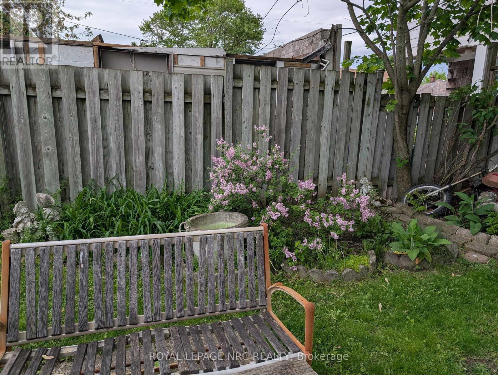 












110 EASTCHESTER AVENUE

,
St. Catharines (E. Chester),




Ontario
L2P2Z1

