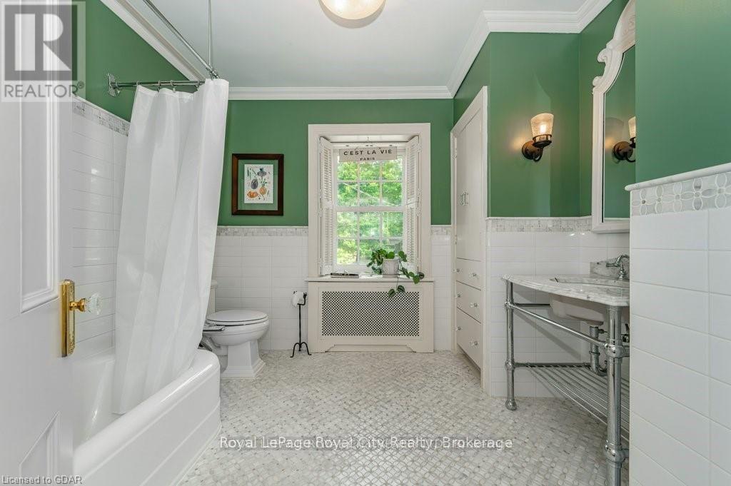 












134 DUBLIN STREET N

,
Guelph (Downtown),




Ontario
N1H4N7

