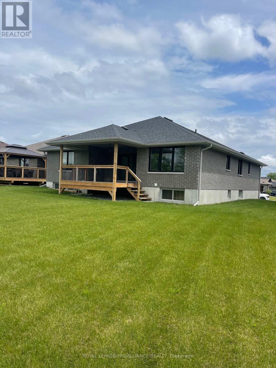 












43 CATTAIL CRESCENT

,
Quinte West (Murray Ward),




Ontario
K8V0J3

