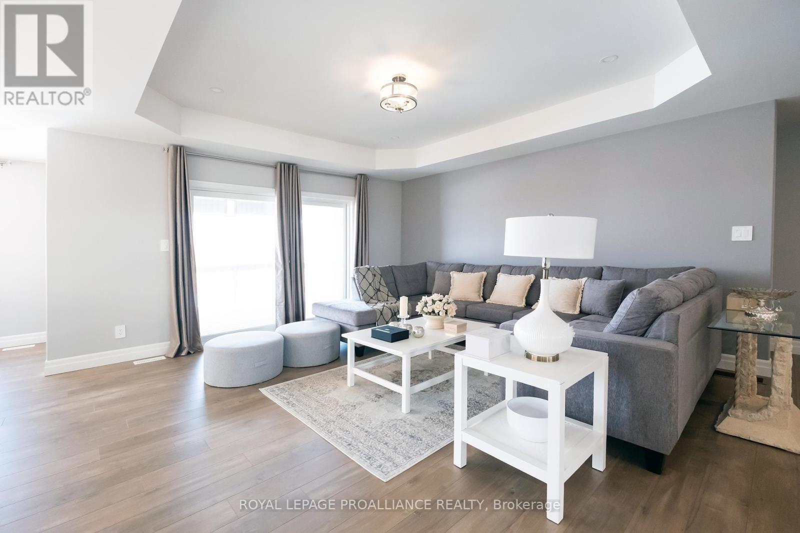 












43 CATTAIL CRESCENT

,
Quinte West (Murray Ward),




Ontario
K8V0J3

