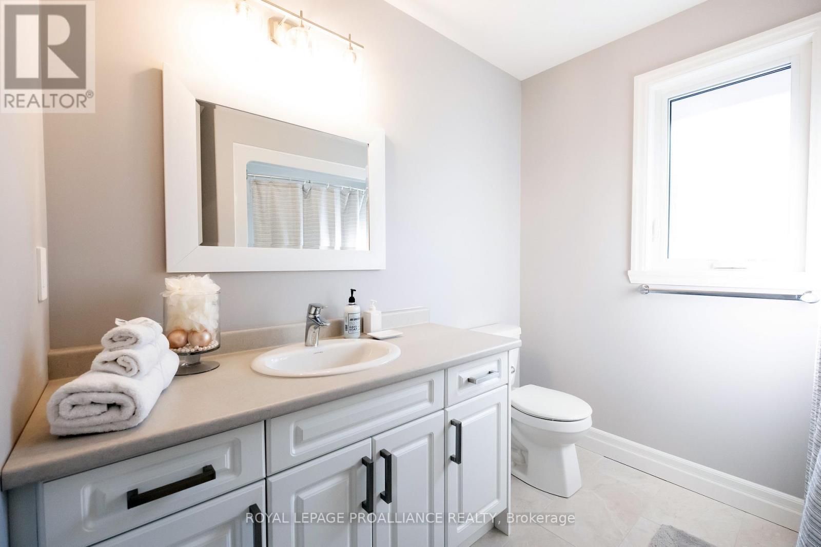 












43 CATTAIL CRESCENT

,
Quinte West (Murray Ward),




Ontario
K8V0J3

