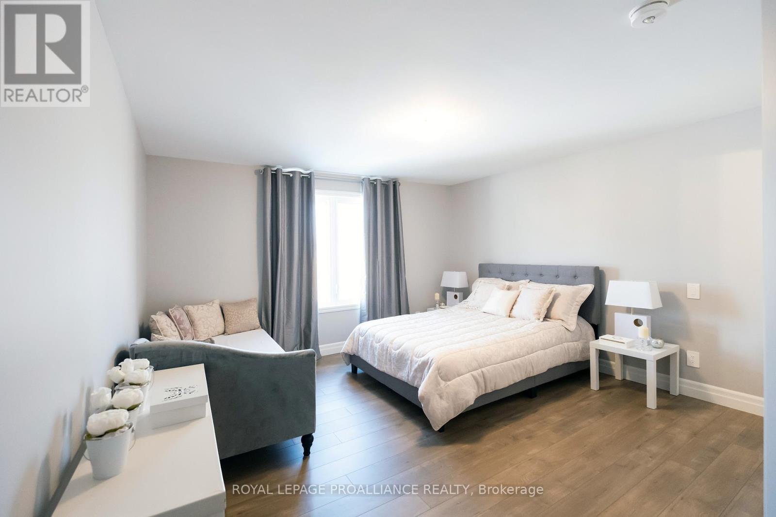 












43 CATTAIL CRESCENT

,
Quinte West (Murray Ward),




Ontario
K8V0J3

