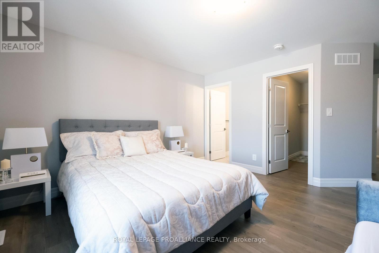 












43 CATTAIL CRESCENT

,
Quinte West (Murray Ward),




Ontario
K8V0J3

