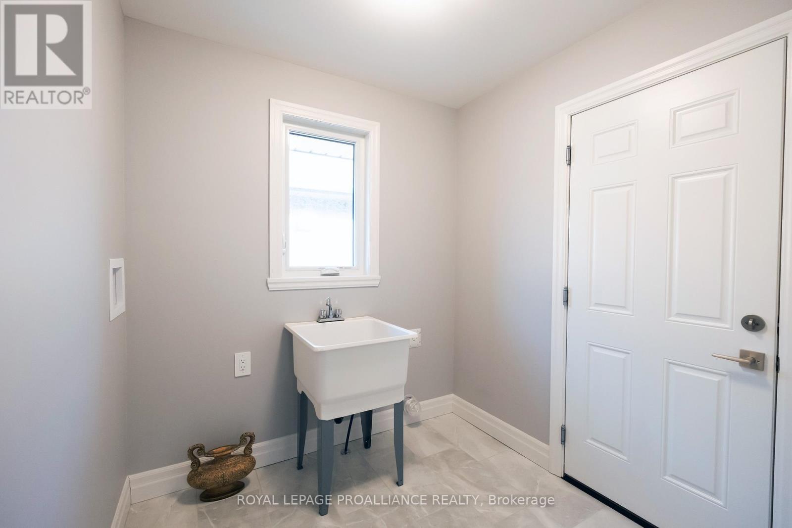 












43 CATTAIL CRESCENT

,
Quinte West (Murray Ward),




Ontario
K8V0J3

