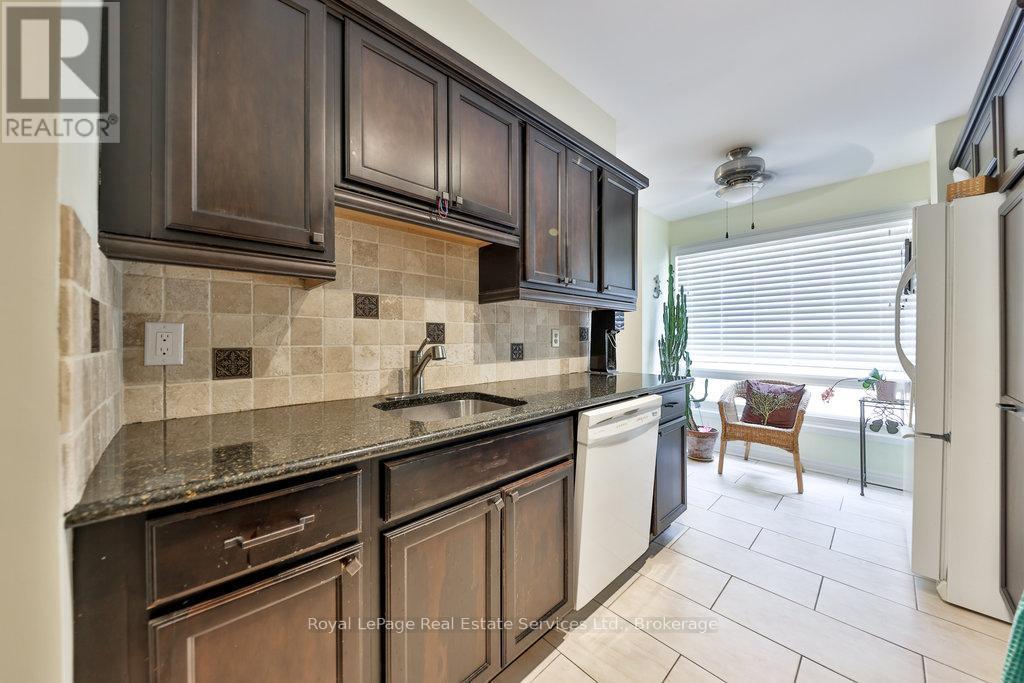 












2086 LAKESHORE ROAD W

,
Oakville (BR Bronte),




Ontario
L6L1G8

