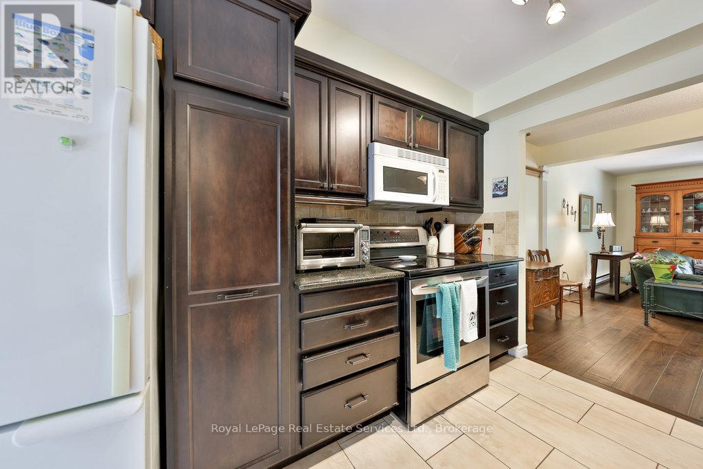












2086 LAKESHORE ROAD W

,
Oakville (BR Bronte),




Ontario
L6L1G8

