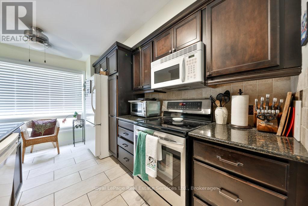 












2086 LAKESHORE ROAD W

,
Oakville (BR Bronte),




Ontario
L6L1G8

