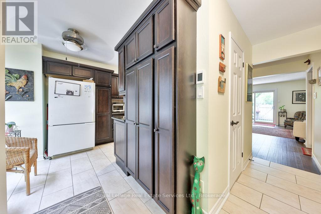 












2086 LAKESHORE ROAD W

,
Oakville (BR Bronte),




Ontario
L6L1G8


