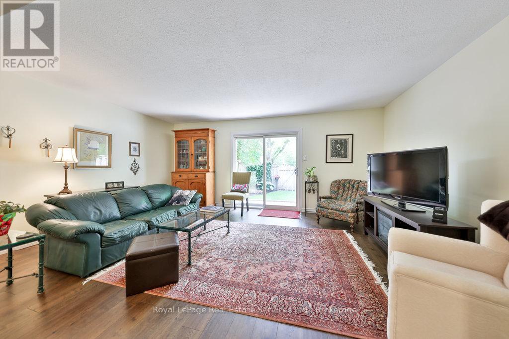 












2086 LAKESHORE ROAD W

,
Oakville (BR Bronte),




Ontario
L6L1G8


