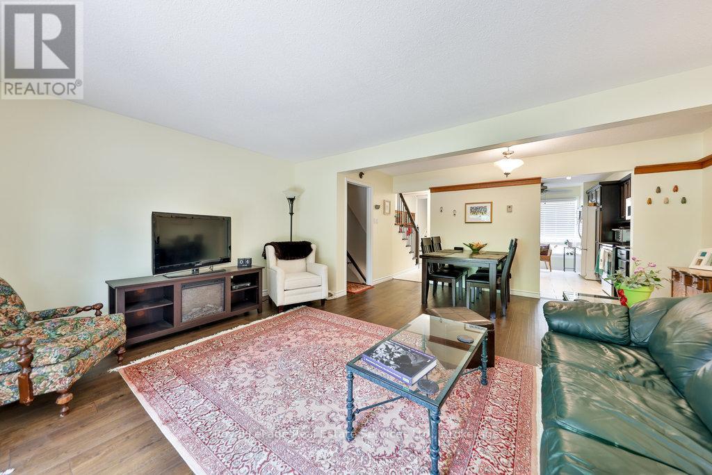 












2086 LAKESHORE ROAD W

,
Oakville (BR Bronte),




Ontario
L6L1G8

