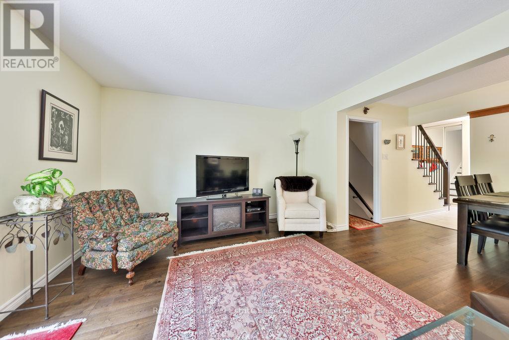 












2086 LAKESHORE ROAD W

,
Oakville (BR Bronte),




Ontario
L6L1G8

