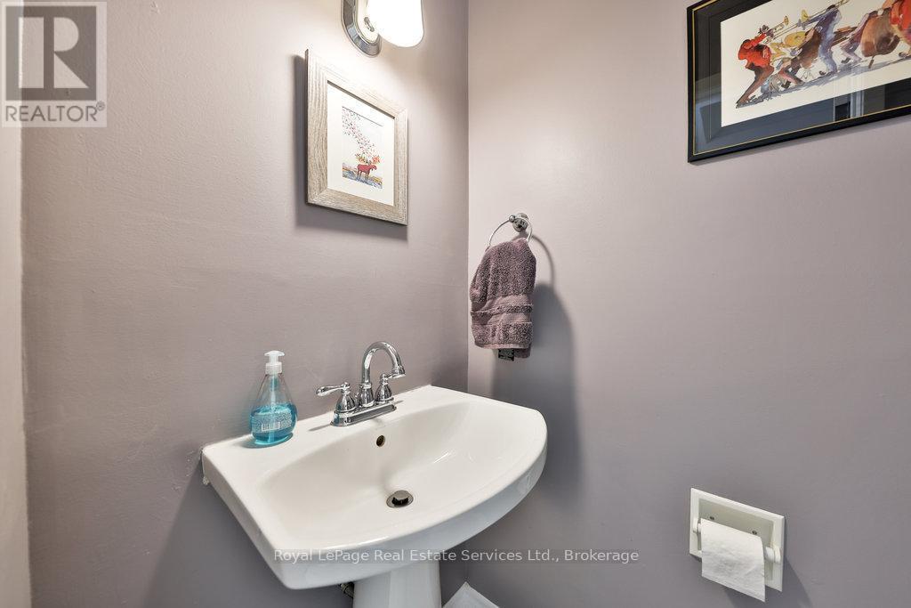 












2086 LAKESHORE ROAD W

,
Oakville (BR Bronte),




Ontario
L6L1G8

