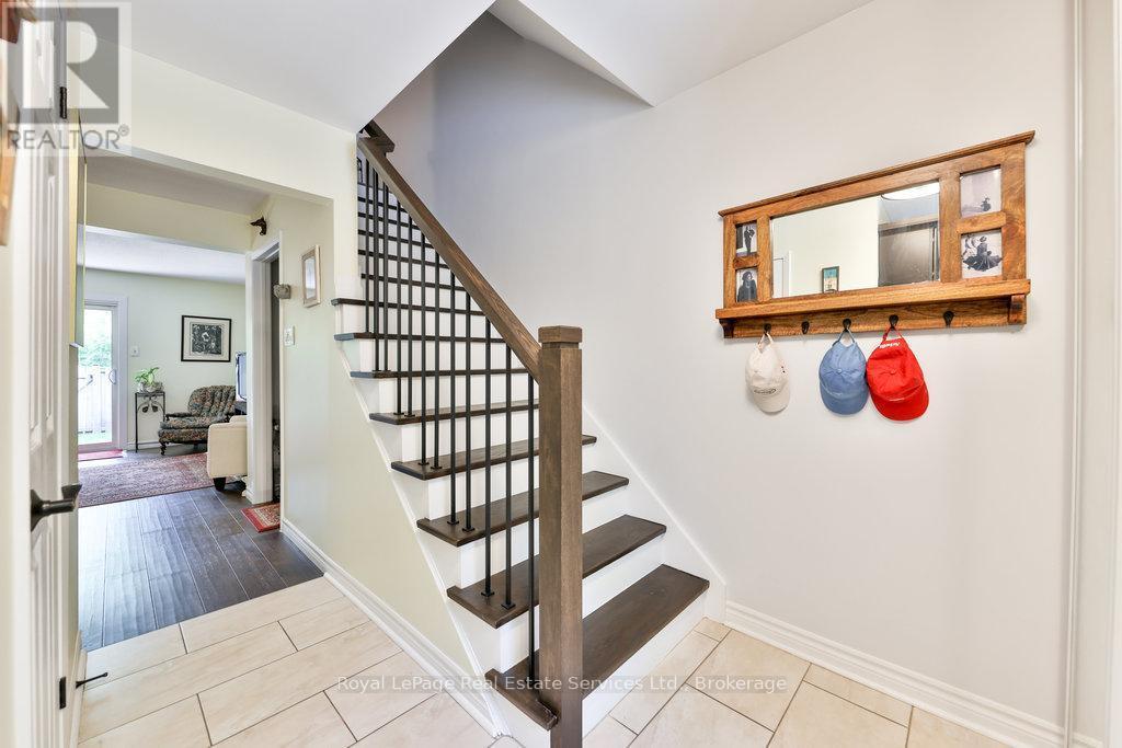 












2086 LAKESHORE ROAD W

,
Oakville (BR Bronte),




Ontario
L6L1G8

