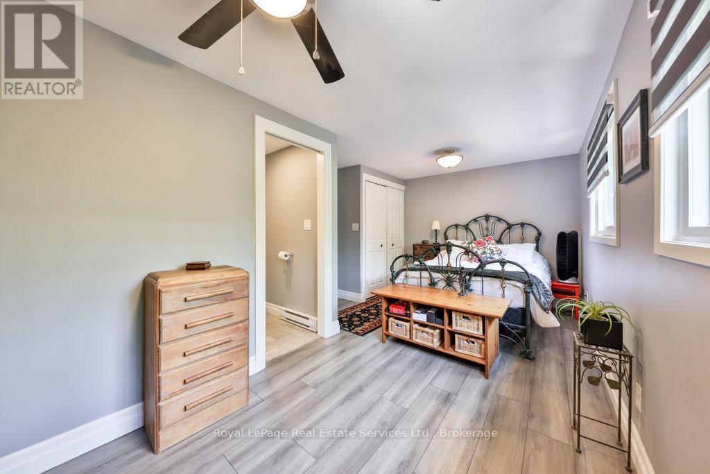 












2086 LAKESHORE ROAD W

,
Oakville (BR Bronte),




Ontario
L6L1G8

