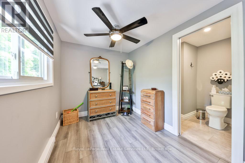 












2086 LAKESHORE ROAD W

,
Oakville (BR Bronte),




Ontario
L6L1G8

