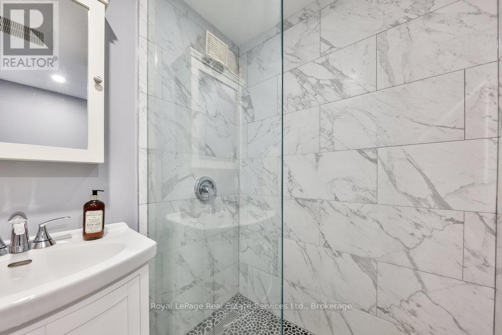 












2086 LAKESHORE ROAD W

,
Oakville (BR Bronte),




Ontario
L6L1G8

