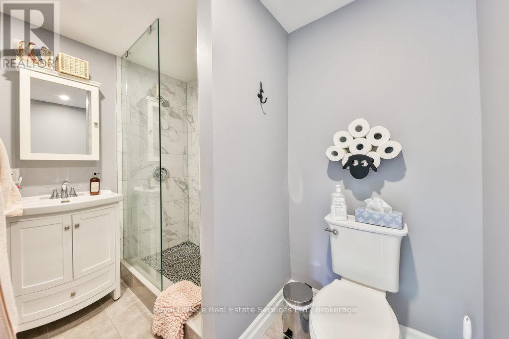 












2086 LAKESHORE ROAD W

,
Oakville (BR Bronte),




Ontario
L6L1G8

