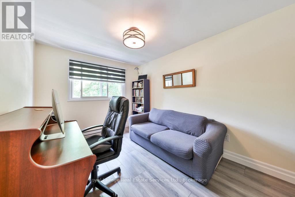 












2086 LAKESHORE ROAD W

,
Oakville (BR Bronte),




Ontario
L6L1G8

