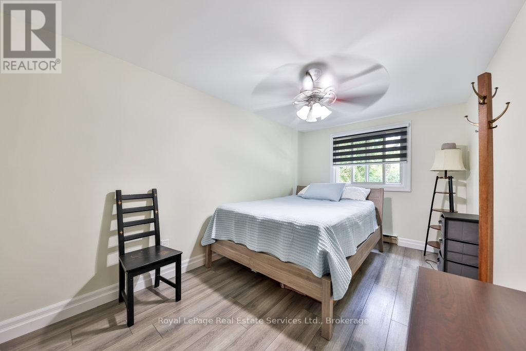 












2086 LAKESHORE ROAD W

,
Oakville (BR Bronte),




Ontario
L6L1G8

