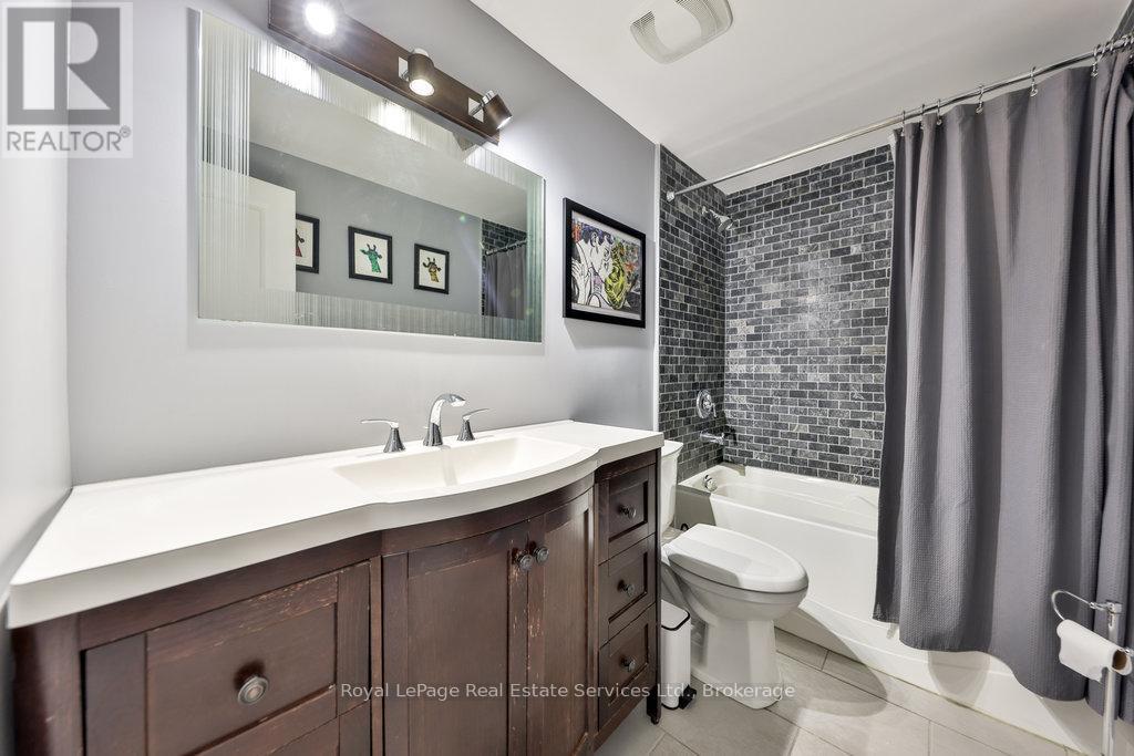 












2086 LAKESHORE ROAD W

,
Oakville (BR Bronte),




Ontario
L6L1G8


