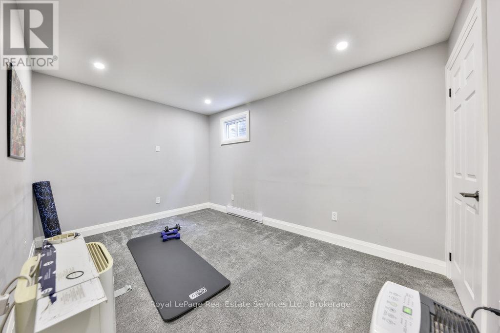












2086 LAKESHORE ROAD W

,
Oakville (BR Bronte),




Ontario
L6L1G8

