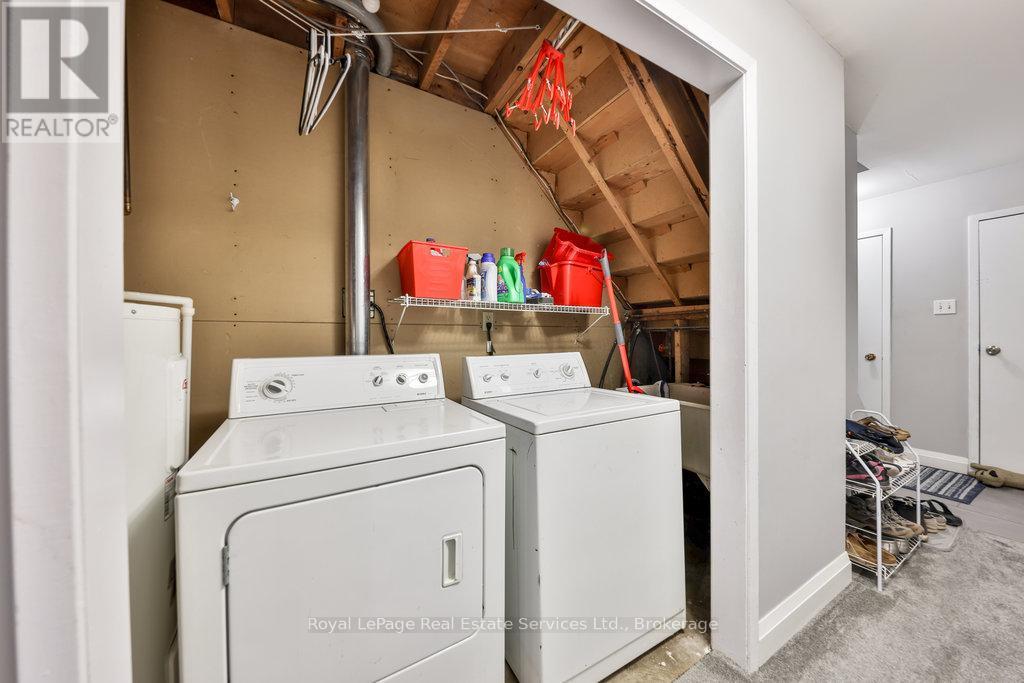 












2086 LAKESHORE ROAD W

,
Oakville (BR Bronte),




Ontario
L6L1G8


