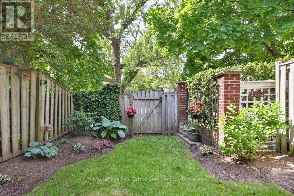 












2086 LAKESHORE ROAD W

,
Oakville (BR Bronte),




Ontario
L6L1G8

