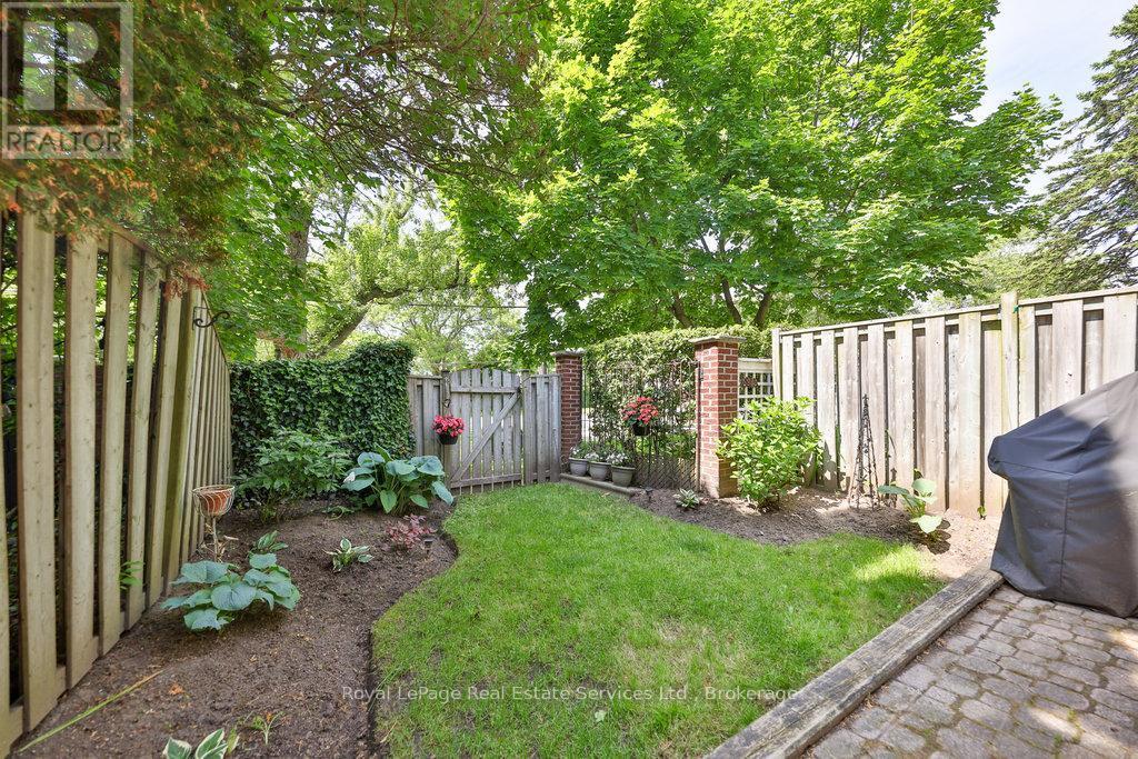 












2086 LAKESHORE ROAD W

,
Oakville (BR Bronte),




Ontario
L6L1G8

