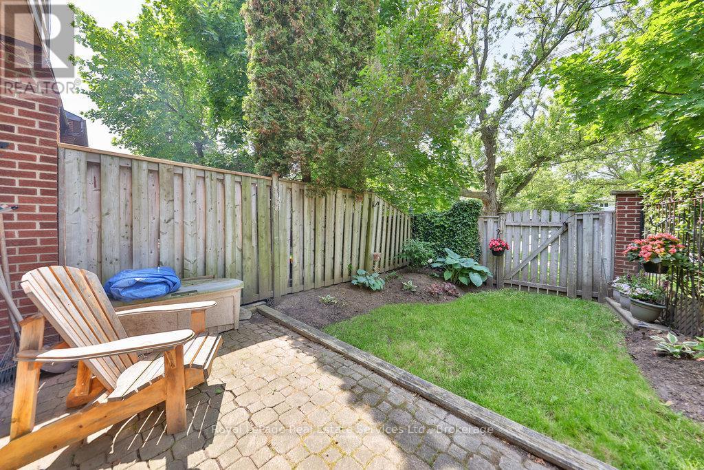 












2086 LAKESHORE ROAD W

,
Oakville (BR Bronte),




Ontario
L6L1G8

