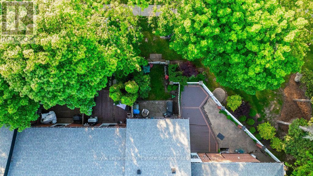












2086 LAKESHORE ROAD W

,
Oakville (BR Bronte),




Ontario
L6L1G8

