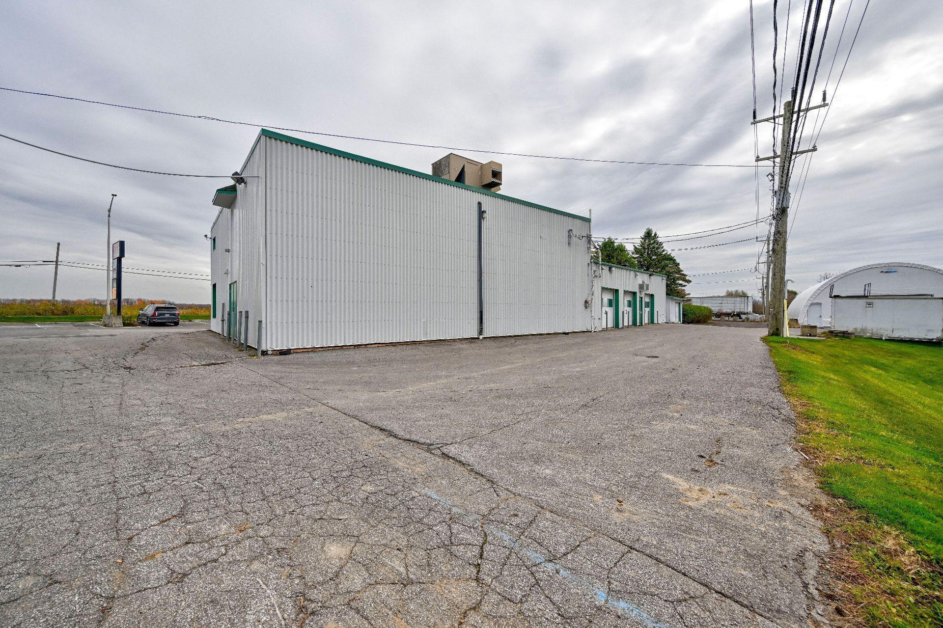 









1664


Route 335

,
Saint-Lin/Laurentides,




QC
J5M1Y2

