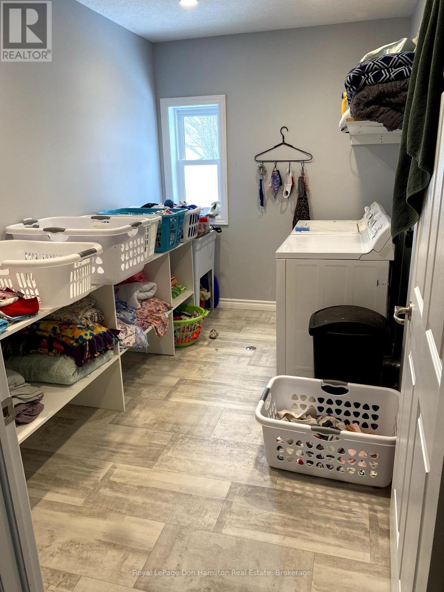 












31 PELLISTER STREET W

,
Minto,




Ontario
N0G1Z0

