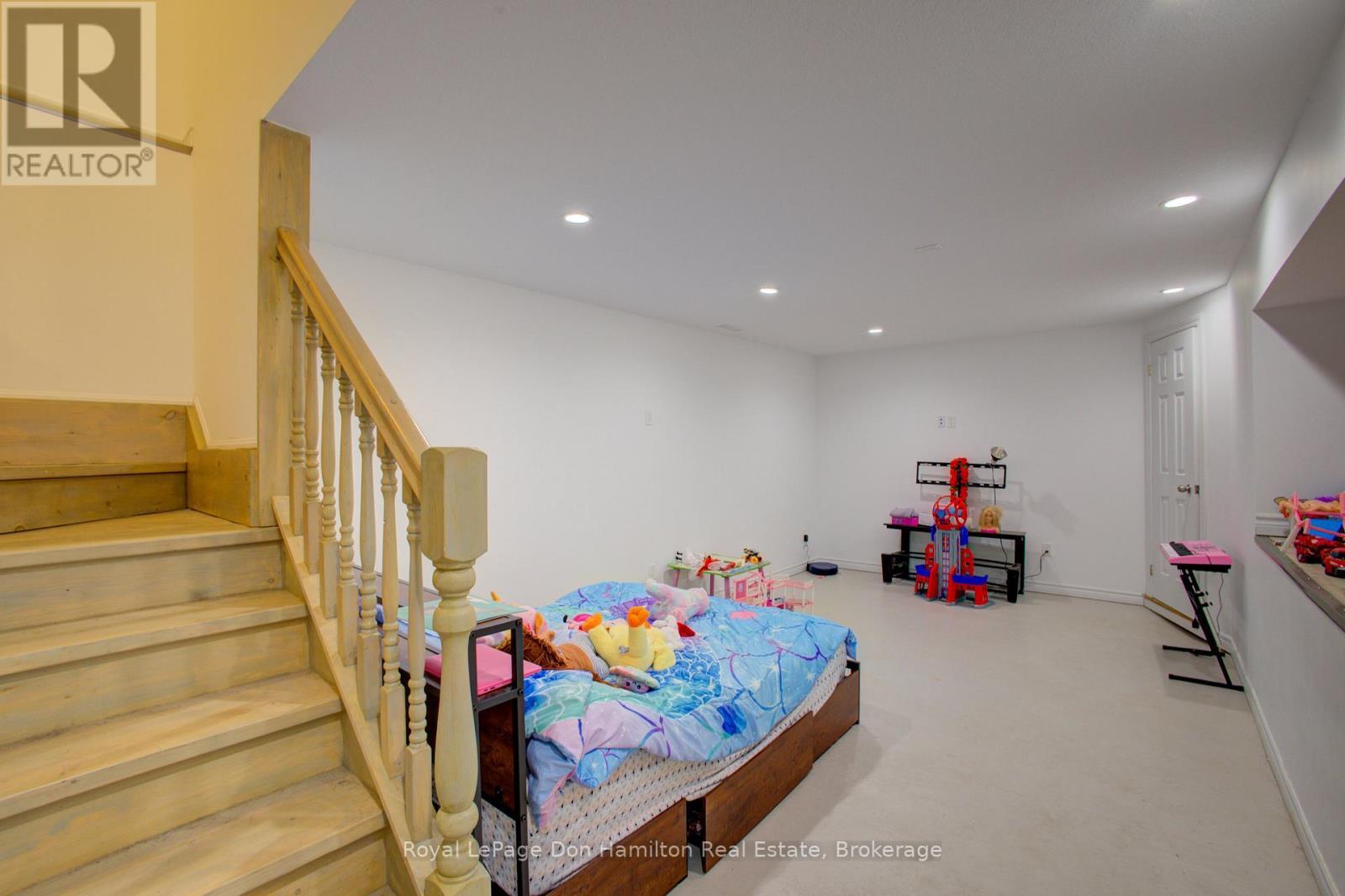 












31 PELLISTER STREET W

,
Minto,




Ontario
N0G1Z0


