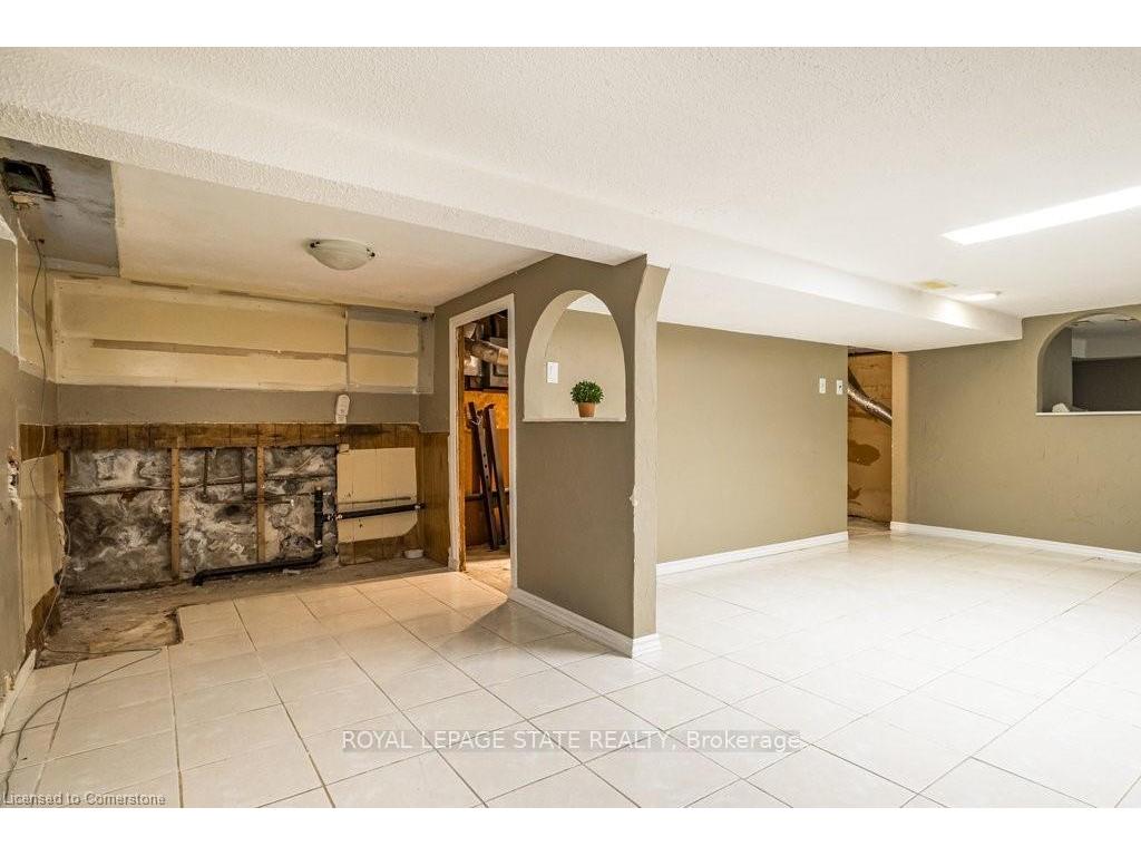 









136


Dundurn

Street North,
Hamilton,




ON
L8R 3E8


