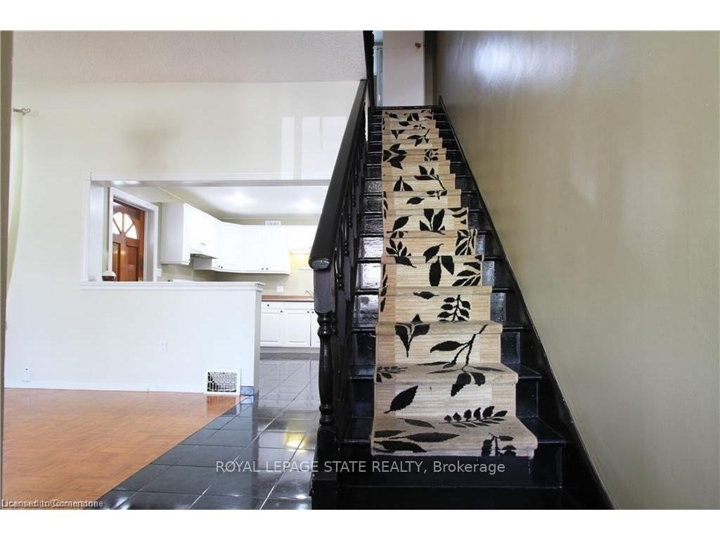 









136


Dundurn

Street North,
Hamilton,




ON
L8R 3E8

