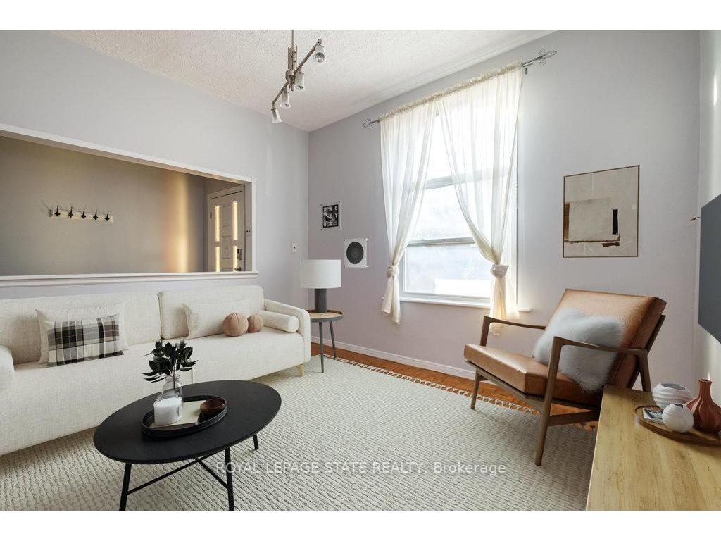 









136


Dundurn

Street North,
Hamilton,




ON
L8R 3E8

