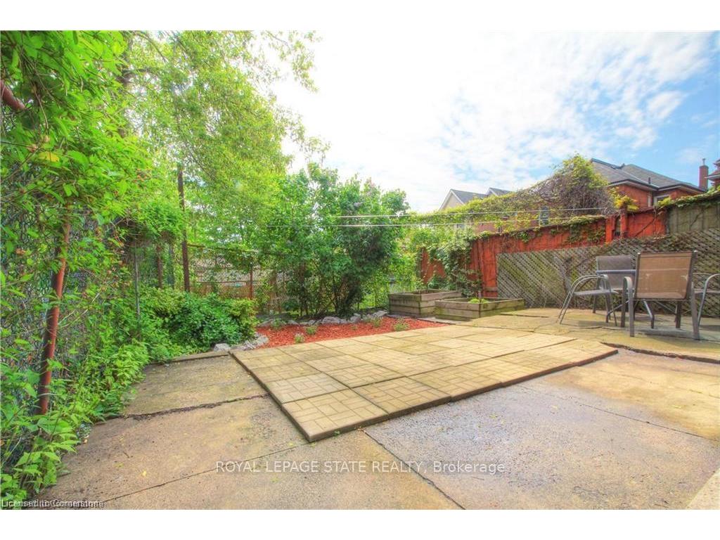 









136


Dundurn

Street North,
Hamilton,




ON
L8R 3E8

