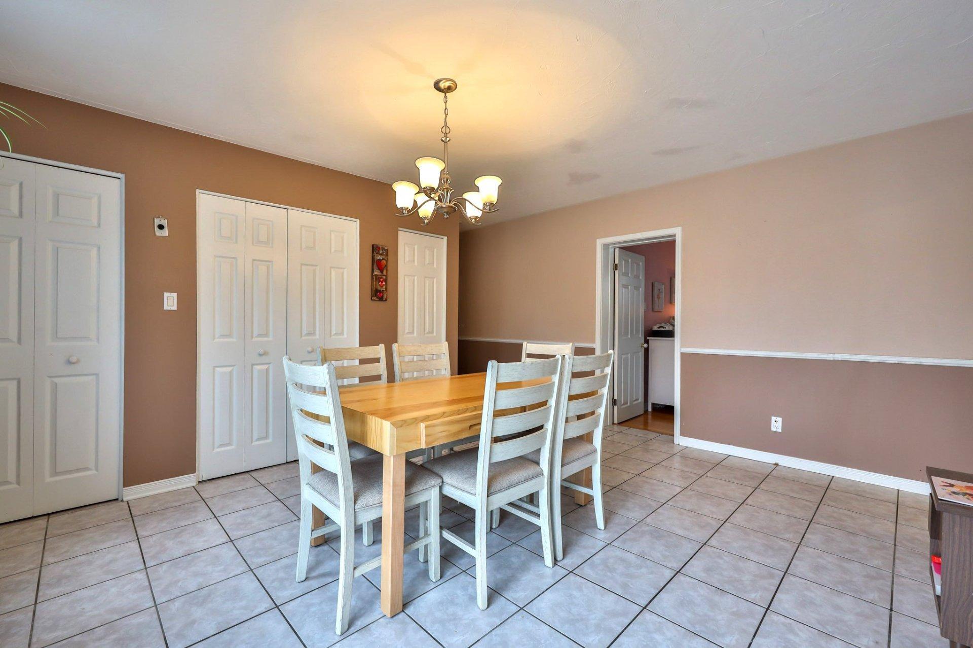 









236

 - 240


Rue Papineau

,
Papineauville,




QC
J0V1R0

