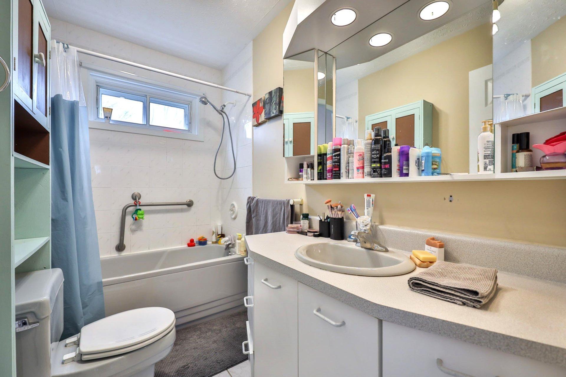 









236

 - 240


Rue Papineau

,
Papineauville,




QC
J0V1R0

