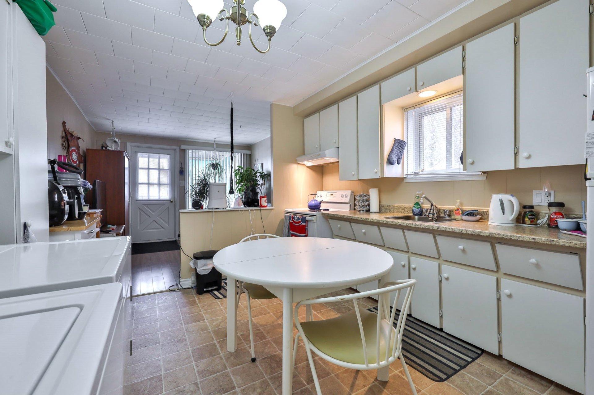 









236

 - 240


Rue Papineau

,
Papineauville,




QC
J0V1R0

