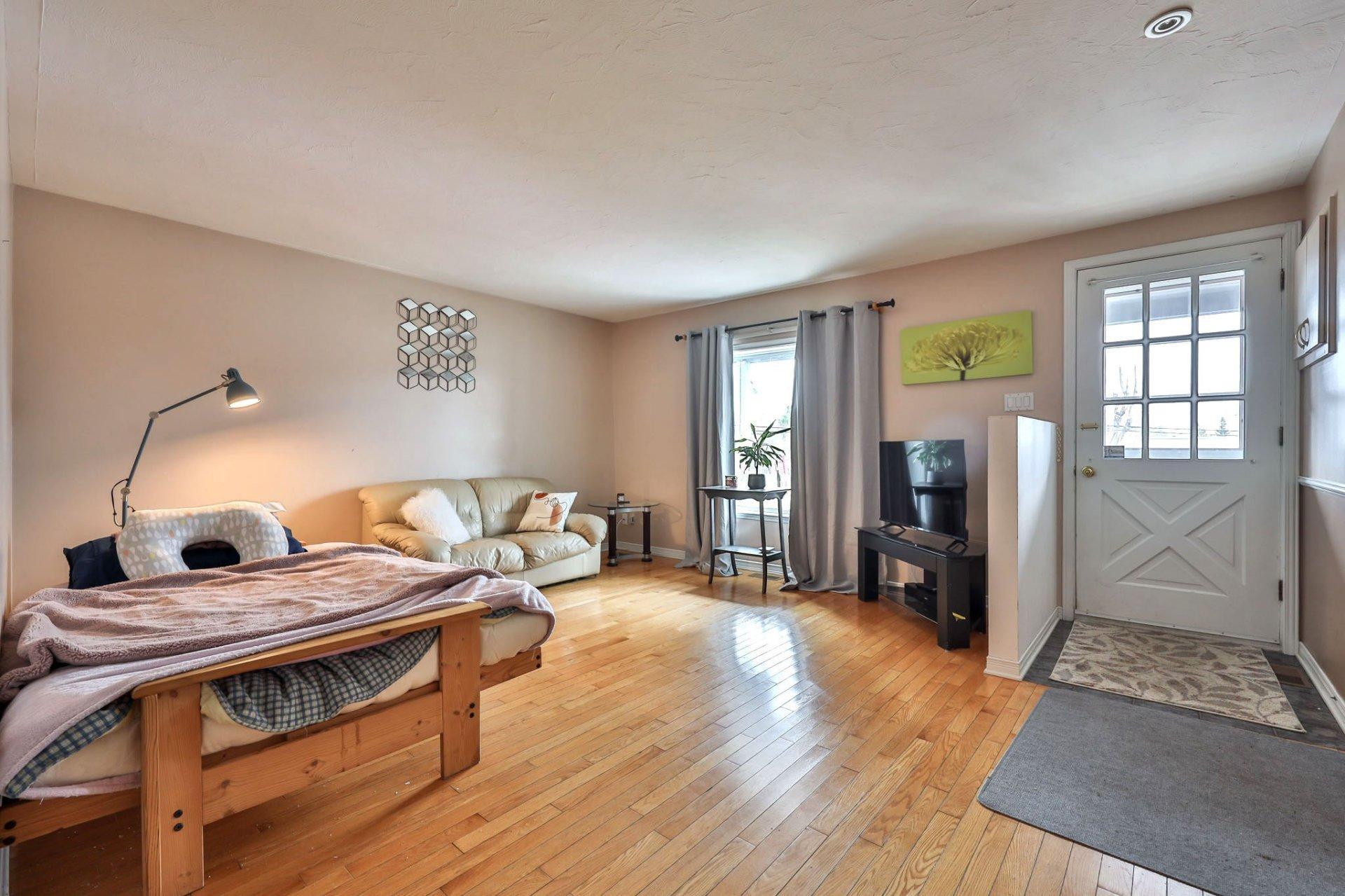 









236

 - 240


Rue Papineau

,
Papineauville,




QC
J0V1R0

