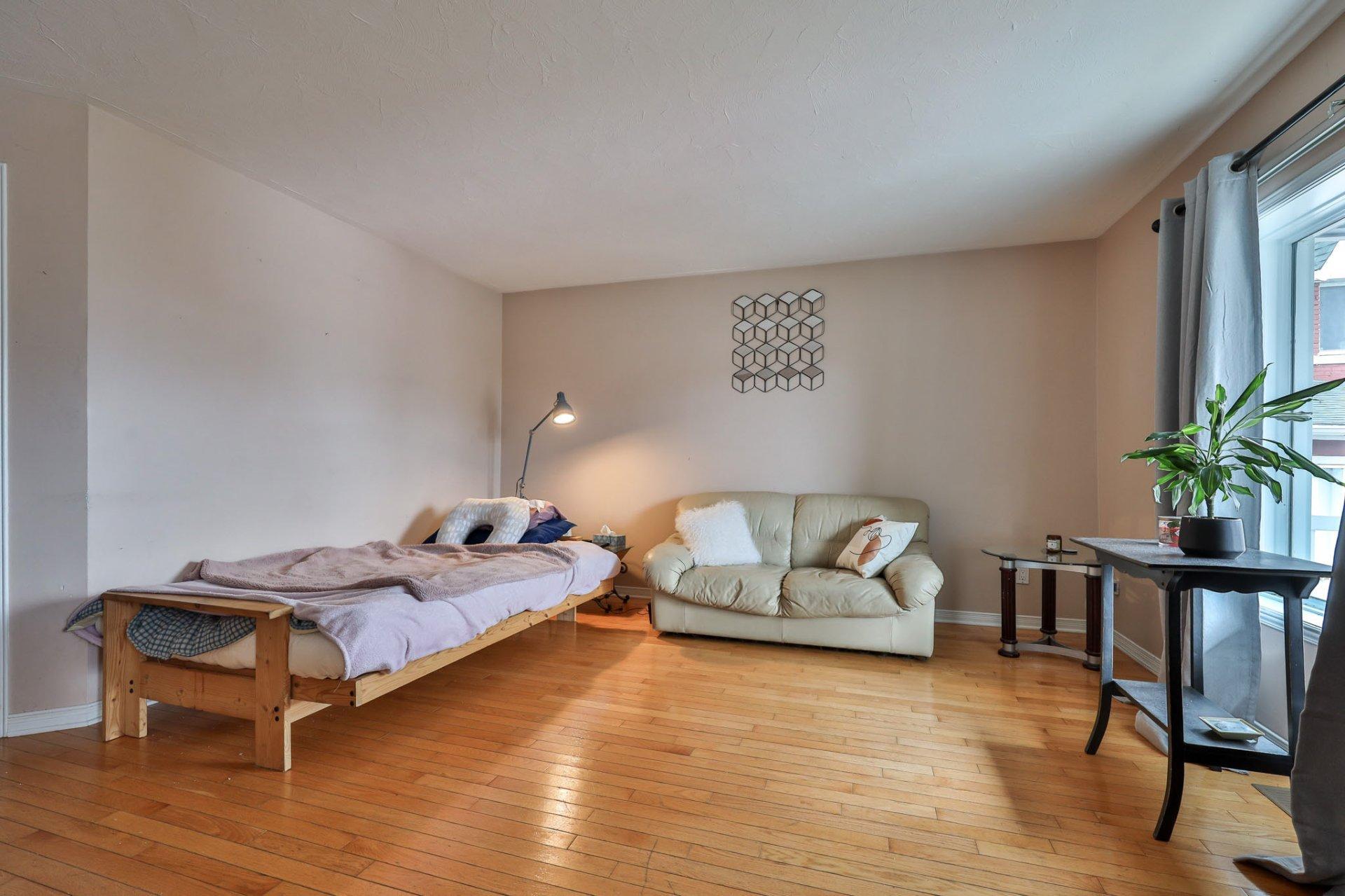 









236

 - 240


Rue Papineau

,
Papineauville,




QC
J0V1R0

