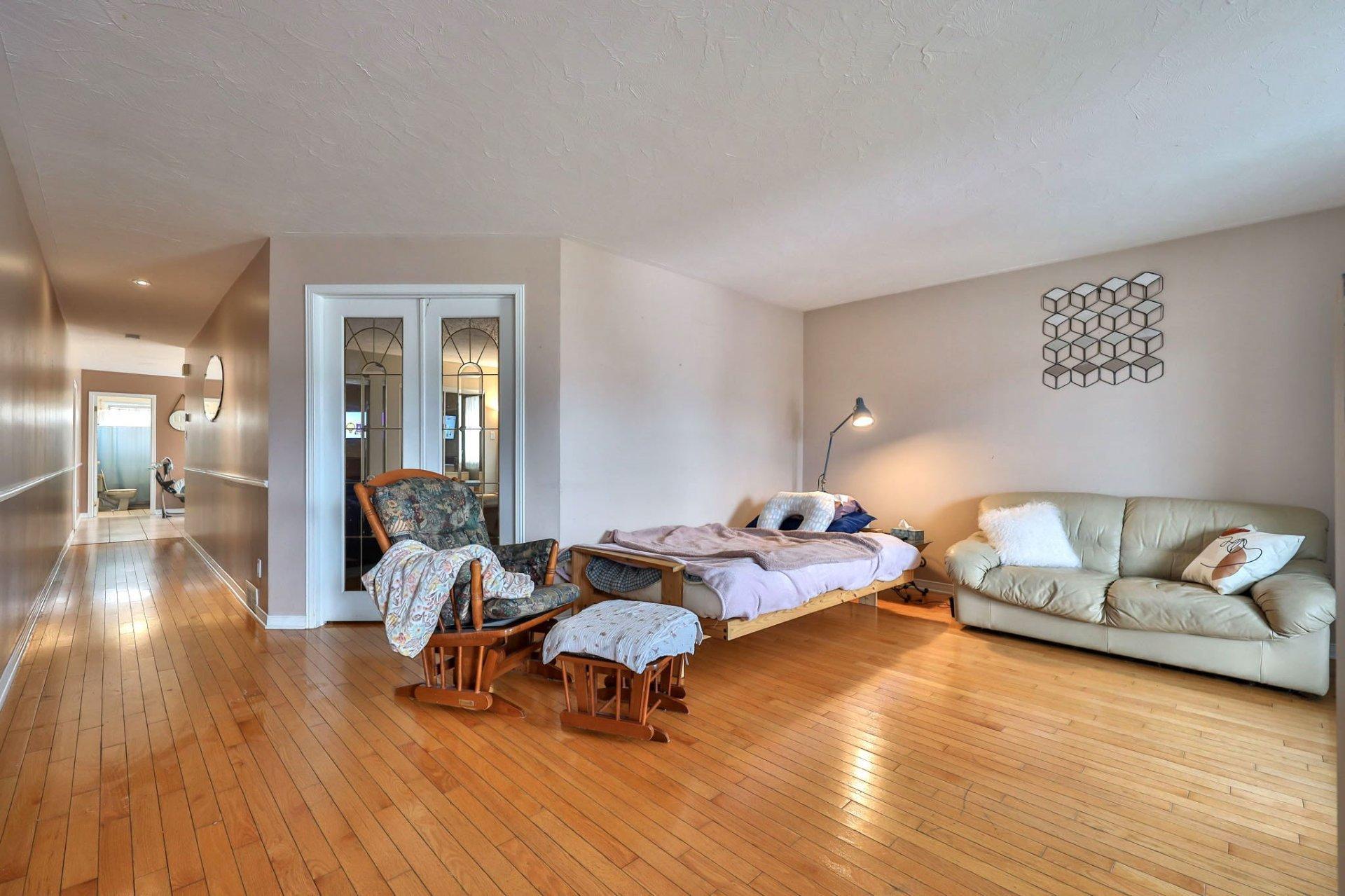









236

 - 240


Rue Papineau

,
Papineauville,




QC
J0V1R0

