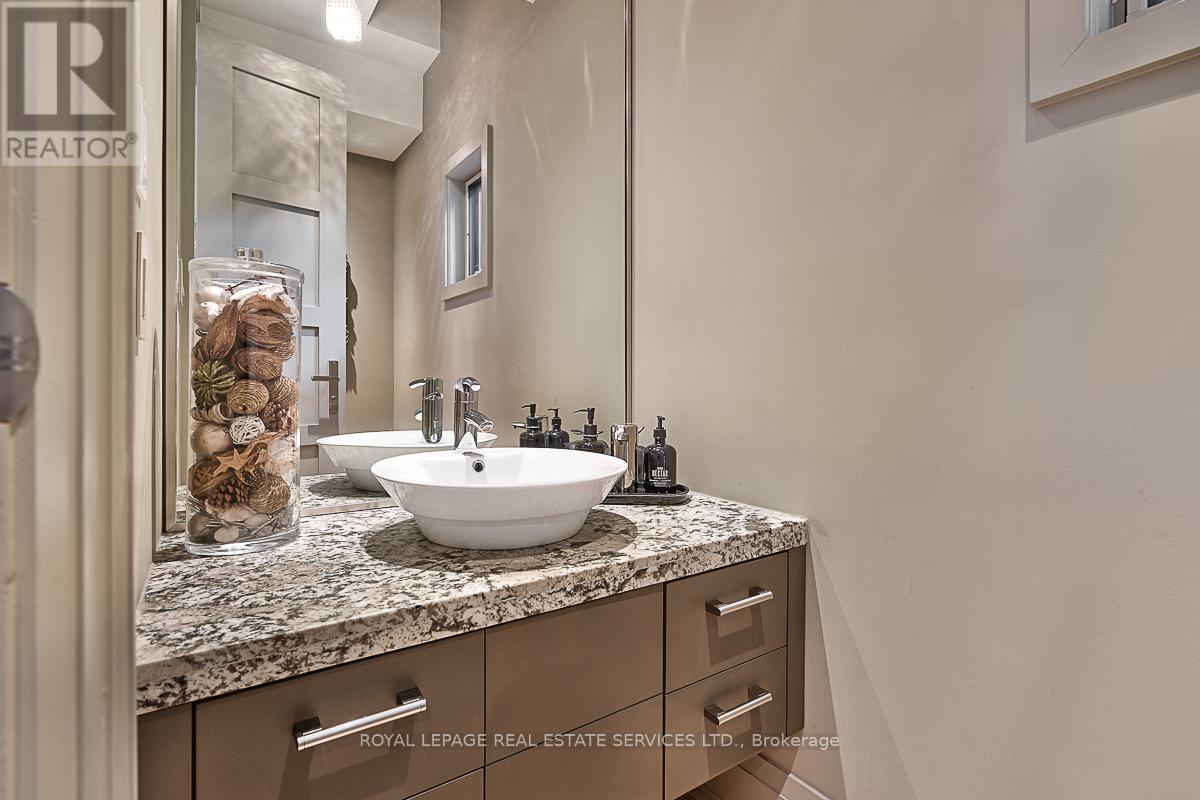 












177 LOVERS LANE

,
Hamilton,




Ontario
L9G1G9

